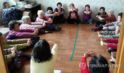 경로당에서 근력운동하는 노인들