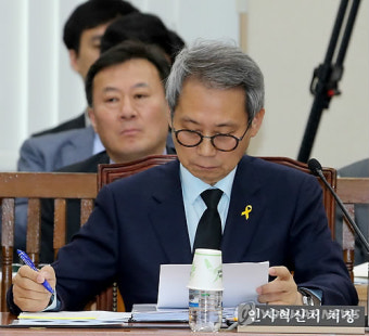 자료 보는 인사혁신처장