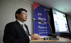 개회사하는 최병만 소장