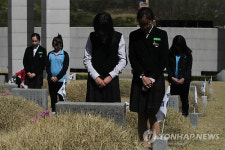 4·19 앞두고 민주묘지 찾은 학생들