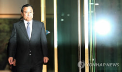 굳은 표정으로 퇴근하는 이완구 총리