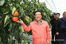첨단 ICT 융복합 농장 현장 점검하는 이동필 장관