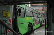빗길에 미끄러져 인도로 돌진한 버스