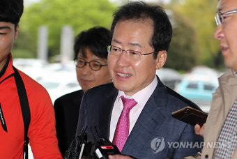 출근길 질문 받는 '성완종 리스트' 파문 홍준표