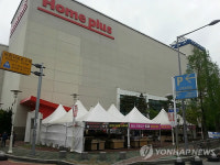 시민공간 점거한 마트 행사 천막