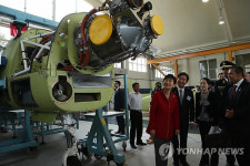 KT-1P 조립공장 살펴보는 양국 정상