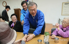 새정치민주연합 지지 부탁하는 문재인과 신동근