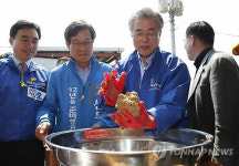 마니산친환경영농조합 방문한 문재인 신동근