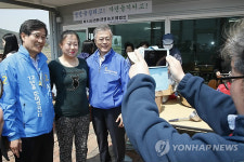 마니산친환경영농조합  방문한 문재인 신동근