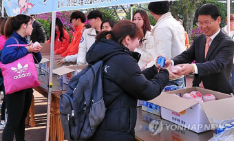 <카메라뉴스> 우석대 총장 '깜짝 간식서비스'