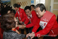 경로당 방문한 김무성  오신환