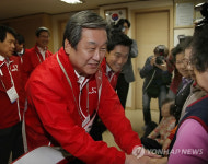 경로당 방문한 김무성  오신환