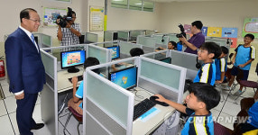 한국국제학교 학생들과 대화하는 황우여 부총리