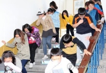 화재상황 대피훈련하는 어린이들