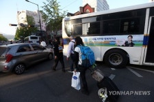 집회와 경찰차벽에 도로로 내몰린 시민들