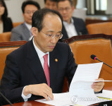 자료 보는 국무조정실장