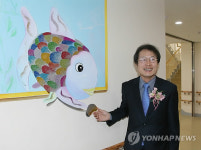 서울마곡유치원생 그림 보는 조희연 교육감