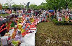 어르신들의 우중집회