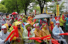 어르신들의 우중집회