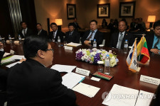 미얀마 상원의장과 면담하는 이동필 장관