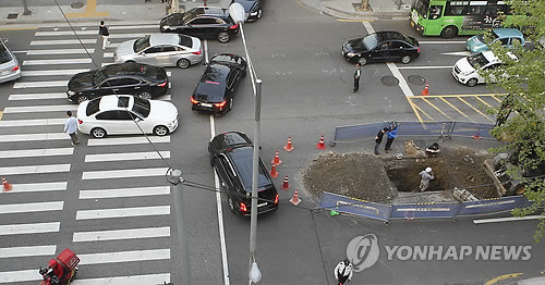 대치동 포스코사거리 씽크홀 사고, 도로 교통 혼란 초래 중 현황 밝혀 완화책 마련 중