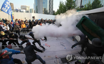경찰 노동절 시위대에 소화기 분사
