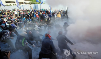 경찰 노동절 집회 참가자에 소화기 분사
