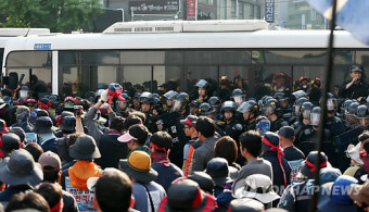경찰 차벽에 막힌 노동절 집회 참가자