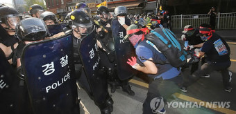 경찰 방패 뺏으려는 노동절 집회 참가자