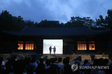 그림자극 감상하는 시민들