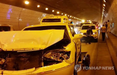 영동고속도로 상·하행선 연쇄 추돌…5명 경상