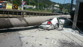 영덕 교량공사 현장서 대형 천공기 쓰러져