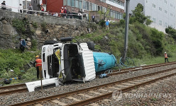 경부선 철길에 떨어진 정화조 차량