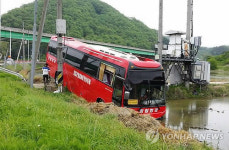 보은서 초등생 태운 관광버스 논바닥 추락