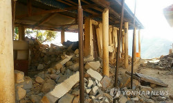 지진으로 붕괴된 쩐띠부미 초등학교