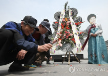 노인단체, 기초연금 공약 수정 비판하는 퍼포먼스