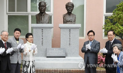 수원 자혜학교에 세워진 영친왕·이방자 여사 동상