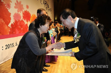 효행상 시상하는 박원순 서울시장