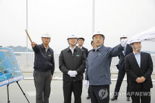 고군산군도 연결도로 방문한 유일호 장관