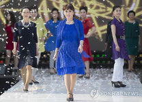 시니어 모델들의 당당한 워킹