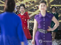 시니어 모델들의 당당한 워킹
