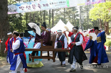 방선문 계곡서 조선시대 제주목사 행렬 재연