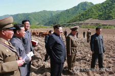 강원도 군부대 소목장 시찰하는 북한 김정은