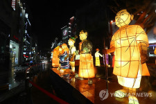 부산 광복로 수놓은 연등 불밝혔다…봄의 빛축제 개막