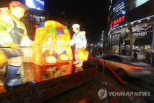 부산 광복로 수놓은 연등 불밝혔다…봄의 빛축제 개막