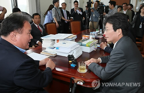 민주당 주도로 법사위원장과 예결위원장 선출, 국회 협치 파괴 우려 제기