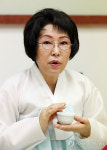 인터뷰하는 최소연 한국차문화협회 이사장