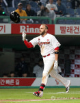 홈으로 들어오는 브라운