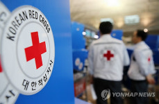 긴급구호품 싣는 대한적십자사 의료단