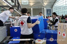 긴급구호품 싣는 대한적십자사 의료단